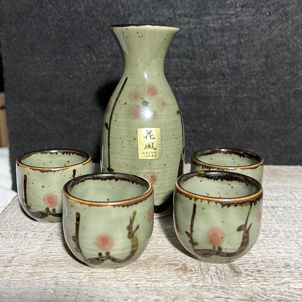 Kafuh Japan made Sake Bottle and 4cups